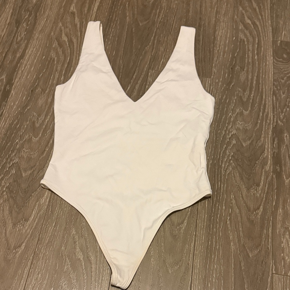 Aritzia - Babaton White v neck body suit